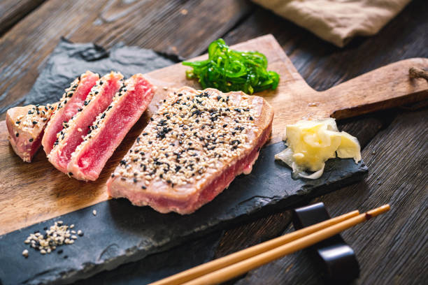 стейк из тунца на гриле готов к еде - tuna steak grilled tuna food стоковые фото и изображения