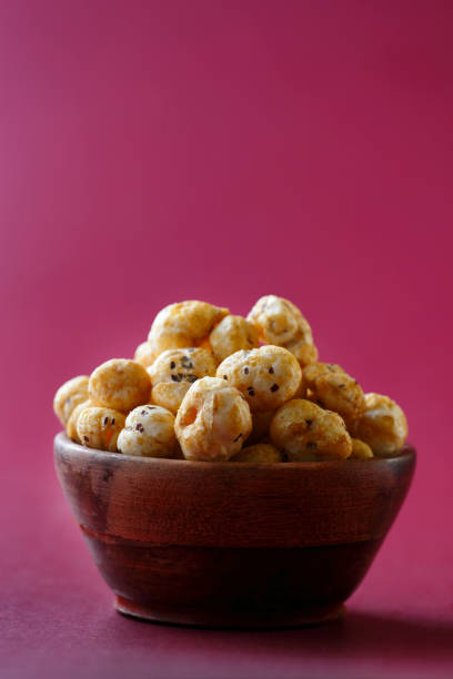 구운 포올 마카나 또는 바삭바삭한 연꽃 팝 씨앗 - indian nut 뉴스 사진 이미지