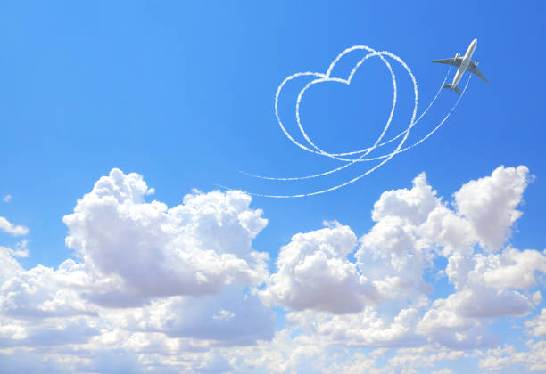 самолеты рисуют сердце в небе - skywriting стоковые фото и изображения