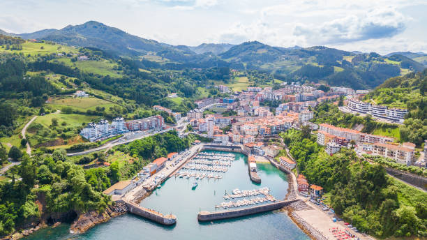mutriku cidade de pesca está localizada no país basco, espanha - aldeia de lastres - fotografias e filmes do acervo