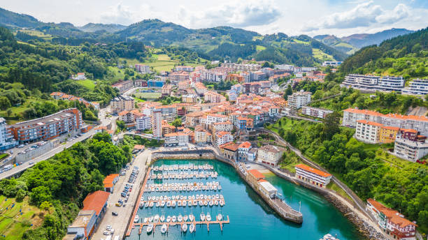 mutriku cidade de pesca está localizada no país basco, espanha - aldeia de lastres - fotografias e filmes do acervo
