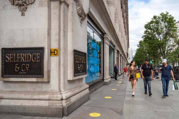 買い物客はロンドンのオックスフォードストリートに戻ります - selfridges ストックフォトと画像