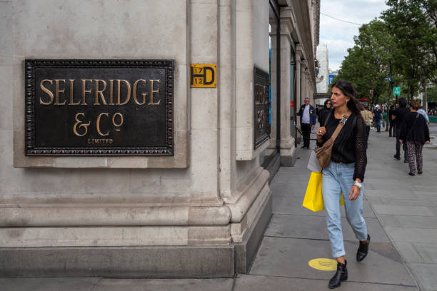 買い物客はロンドンのオックスフォードストリートに戻ります - selfridges ストックフォトと画像