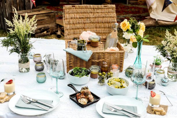 Al Fresco Dining - table setting Chicken and salad picnic basket outdoor dining photos stock pictures, royalty-free photos & images