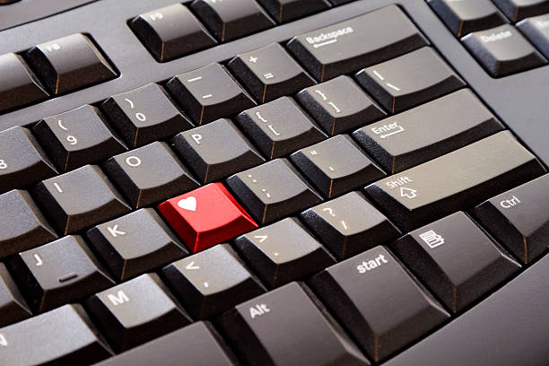 istock Keyboard red heart valentine 124986351