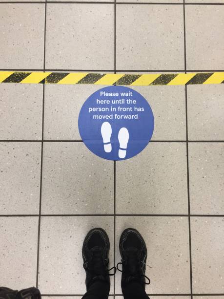 social distancing, London, UK - 4/3/2020: social distancing for Coronavirus covid-19 in tesco supermarket Tottenham London to government guidelines for distance to avoid spread of virus pathogen distanciamiento social, londres, reino unido - 4/3/2020: distanciamiento social para coronavirus covid-19 en el supermercado tesco tottenham london a las directrices gubernamentales para la distancia para evitar la propagación de patógenos del virus