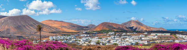 paisaje con pequeño pueblo en lanzarote - parque nacional de timanfaya fotografías e imágenes de stock