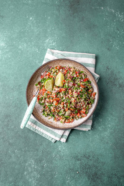 traditioneller libanesischer salat tabouli tabule mit quinoa, kräutern, tomaten, minze und zitrone - tabbouleh vegeterian food middle stock-fotos und bilder