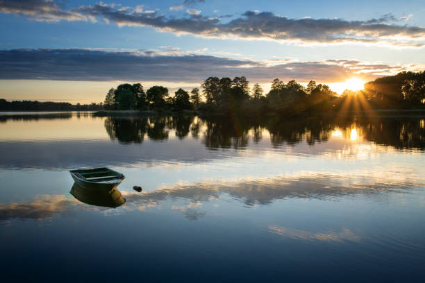 pôr do sol sobre o lago elckie - pier rowboat fishing wood - fotografias e filmes do acervo