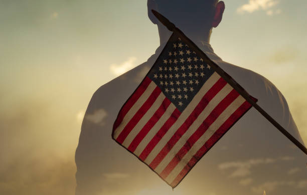 amerikanischer patriot, kriegsveteran, grüße usa flagge. - armed forces us veterans day military saluting stock-fotos und bilder