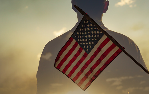 Patriota americano, veterano de guerra, saludar la bandera de EE.UU. photo