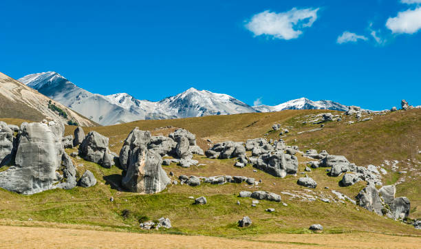 Castle Hill is a location and a high country station in New Zealand's South Island. It is located at an altitude of 700 metres, close to State Highway 73 between Darfield and Arthur's Pass. Castle Hill Conservation Area, Kura Tawhiti, South Island, New Zealand castle hill es un lugar y una estación de campo en la isla sur de nueva zelanda. se encuentra a una altitud de 700 metros, cerca de la autopista estatal 73 entre darfield y arthur's pass. castle hill conservation area, kura tawhiti, south island, new ze