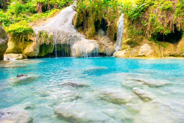 paysage des cascades de roche de chute d’eau avec des pierres dans le lac bleu dans la forêt de jungle, erawan, thaïlande - waterfall tropical rainforest erawan thailand photos et images de collection