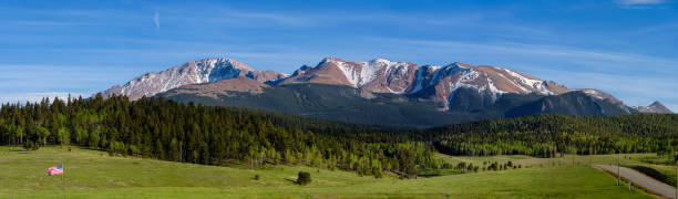 pikes peak - rocky mountains panoramic colorado mountain imagens e fotografias de stock