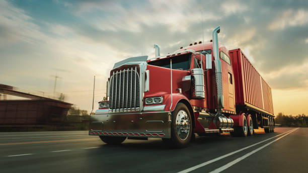 o caminhão corre na rodovia com velocidade. - heavy truck - fotografias e filmes do acervo