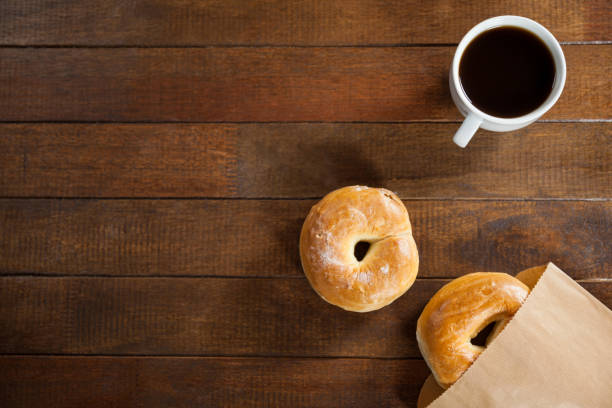 tasse de café avec le pain - bagel coffee morning breakfast photos et images de collection