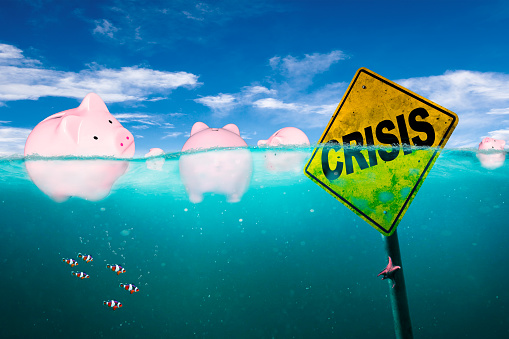 Piggy Banks Flotando en El Mar Concepto de Crisis Financiera photo