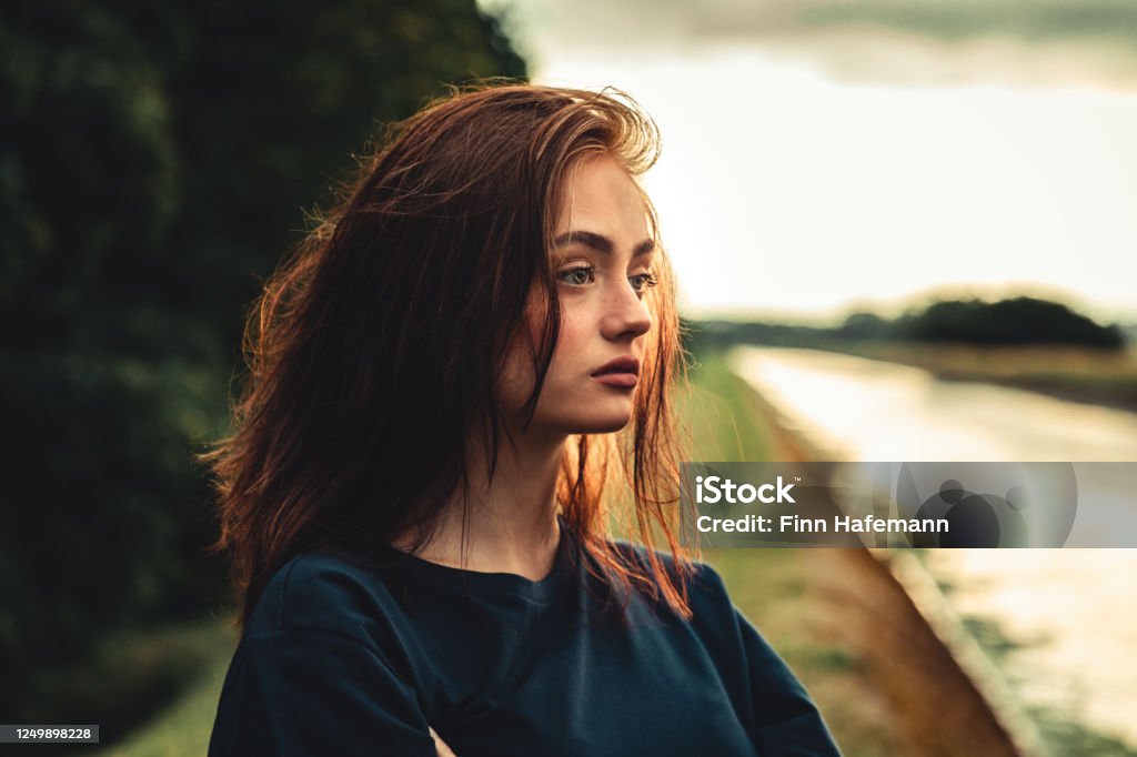 Día soñando triste mirando adolescente mujer al aire libre en Sunset Crepúsculo - Foto de stock de Tristeza libre de derechos