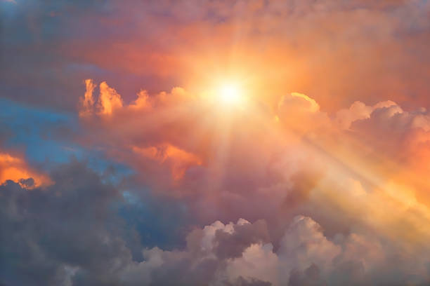 cielo drammatico e cloudscape con raggi del sole - heaven cloudscape majestic sky foto e immagini stock