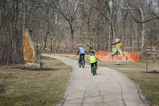 deux garçons à vélo dans un parc (pour usage éditorial seulement) - schaumburg photos et images de collection