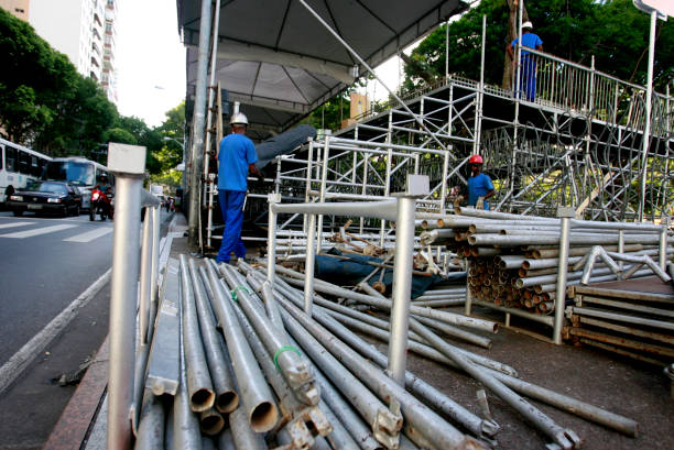 assemblage de la structure pour le carnaval à salvador - urban scene brazil architecture next to photos et images de collection