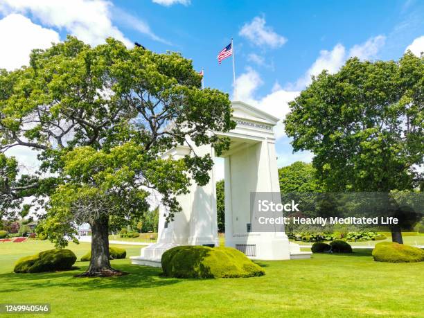 Canada And Usa Border Services Peace Arch Stock Photo - Download Image Now - Blaine - Washington, Washington State, Colombia