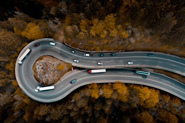 가을 색상과 구불구불한 도로 - car winding road highway autumn 뉴스 사진 이미지