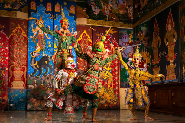 On the stage, dancers in traditional, ethnic costumes danced with dynamic rhythms and smooth movements. Bright red tops matched with white pleated skirts and floral decorations on their heads. The simple background further highlighted the tension of the ethnic dance.