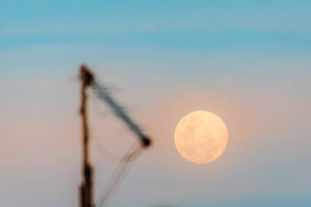 antennes pleine lune et tv - full moon audio photos et images de collection