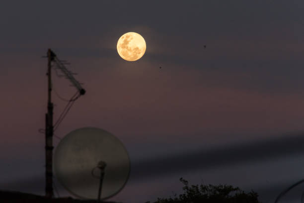 antennes pleine lune et tv - full moon audio photos et images de collection