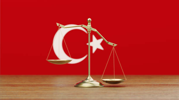 escala de bronze em pé na frente da bandeira turca - weight scale justice legal system scales of justice - fotografias e filmes do acervo
