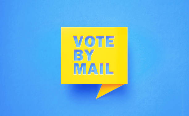 votar por correo escrito amarillo burbuja de chat en el fondo azul - thought bubble speech bubble decisions thinking fotografías e imágenes de stock