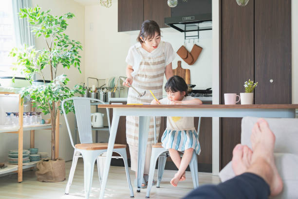 台所で描く女の子 - 日本人　親子 ストックフォトと画像