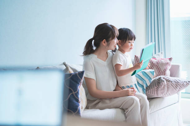 絵本を読む母と娘 - 日本人　親子 ストックフォトと画像