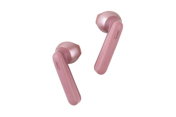 headphone nirkabel di latar belakang putih. headset nirkabel merah muda close-up. - headphone in ear nirkabel foto potret stok, foto, & gambar bebas royalti