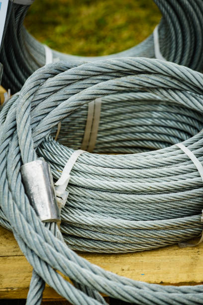 クリーンな新しい鋼製ロープワイヤ、コイル鋼ケーブル。 - steel cable wire rope rope textured ストックフォトと画像