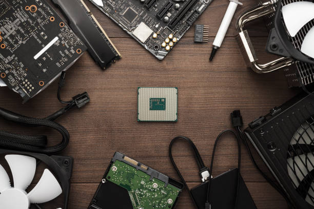 cpu y otras partes de la computadora en la mesa - pc mother board fotografías e imágenes de stock