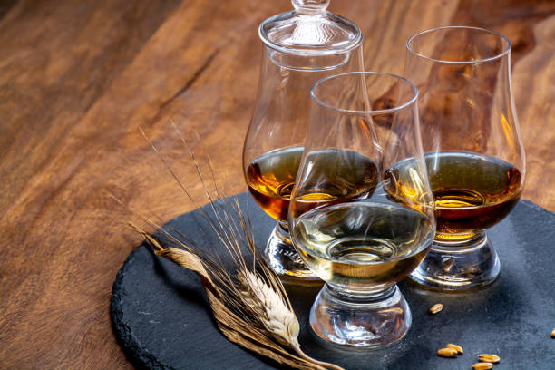 scotch single malt et dégustation de whisky mélangé sur distillerie en écosse - flavorsome photos et images de collection