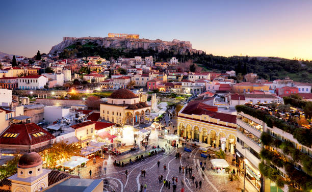 ateny - panoramiczny widok na plac monastiraki i akropol, grecja - greece acropolis athens greece famous place zdjęcia i obrazy z banku zdjęć