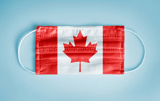 Máscara facial médica con bandera de Canadá - foto de stock