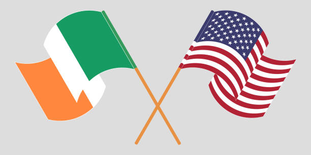 gekreuzte und schwenkende flaggen irlands und der usa - irish culture republic of ireland irish flag sport stock-grafiken, -clipart, -cartoons und -symbole