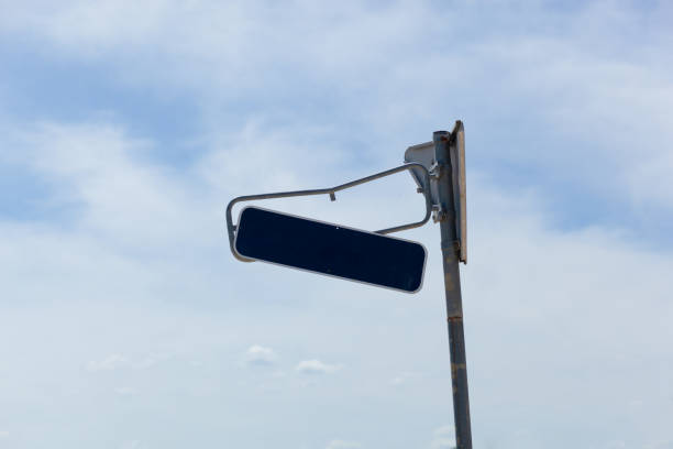 signe de rue haut sur un poteau, ciel bleu clair avec des nuages blancs moelleux à l’arrière-plan, espace de copie - copy space road sign sky above photos et images de collection