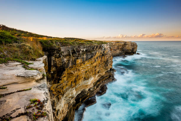 formation de falaise et de roche le long de la côte du pacifique en australie - australian culture sea coastline rock formation photos et images de collection