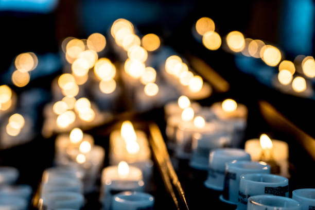 velas ardientes de la iglesia - trierer dom fotografías e imágenes de stock