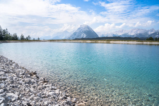 widok na krajobraz jeziora górskiego - spring wetterstein mountains water river zdjęcia i obrazy z banku zdjęć