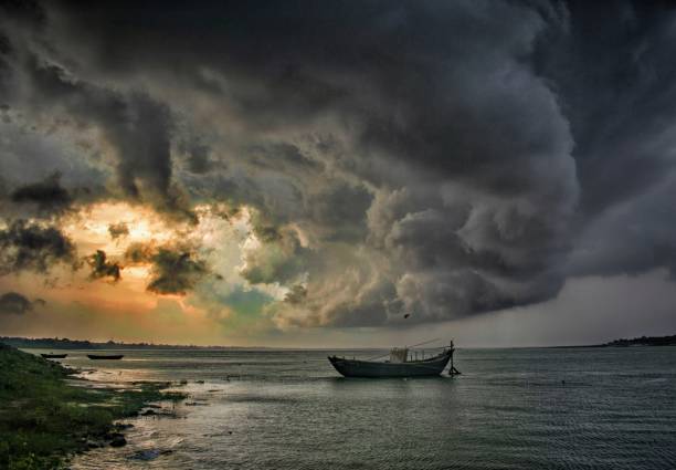 das einsame boot - pier sea storm nature stock-fotos und bilder