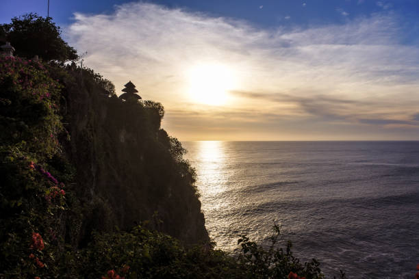 발리 울루와투 사원의 일몰 - bali temple landscape seascape 뉴스 사진 이미지