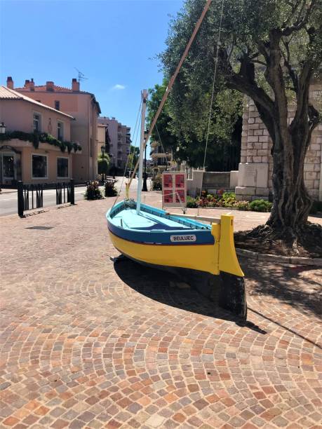 路上の小さなボート、ボーリュー・シュル・メール、南フランス - ビオ ストックフォトと画像