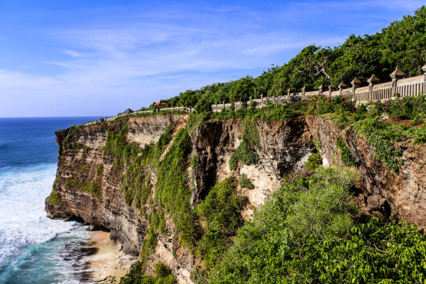 scogliera del tempio di uluwatu, bali - bali temple landscape seascape foto e immagini stock