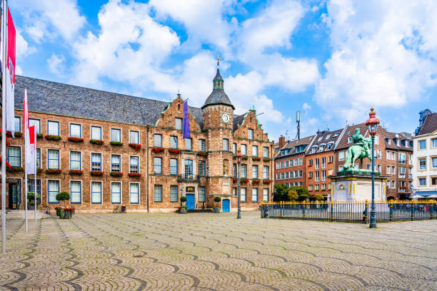 oude stad, marktplein, stadhuis en het ruiterstandbeeld van jan wellem ii in düsseldorf, duitsland - dusseldorf stockfoto's en -beelden